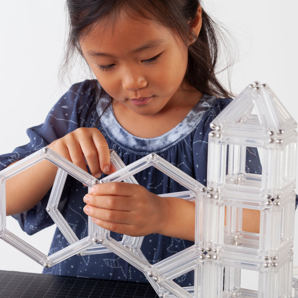 meisje maakt gebouw met de powerclix clear