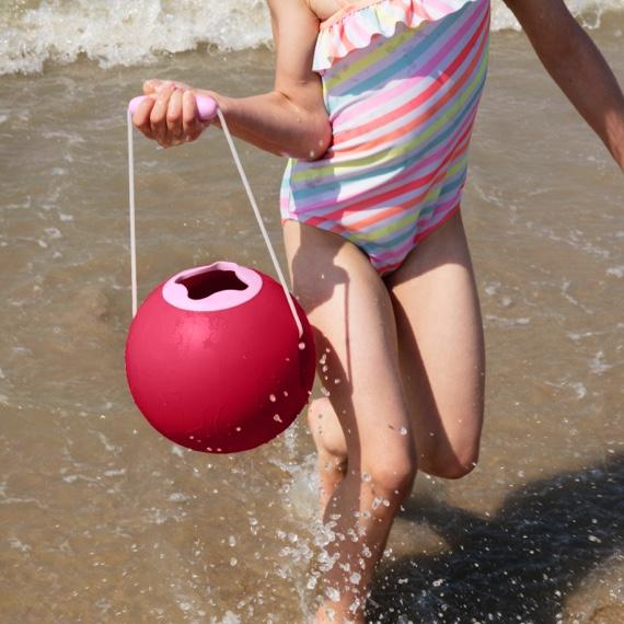 kind vervoert water in ronde emmer