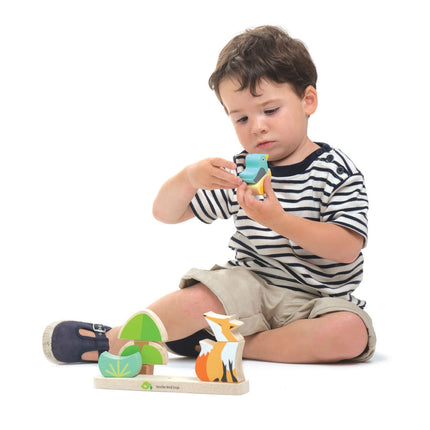 kind speelt met magnetische puzzel tender leaf