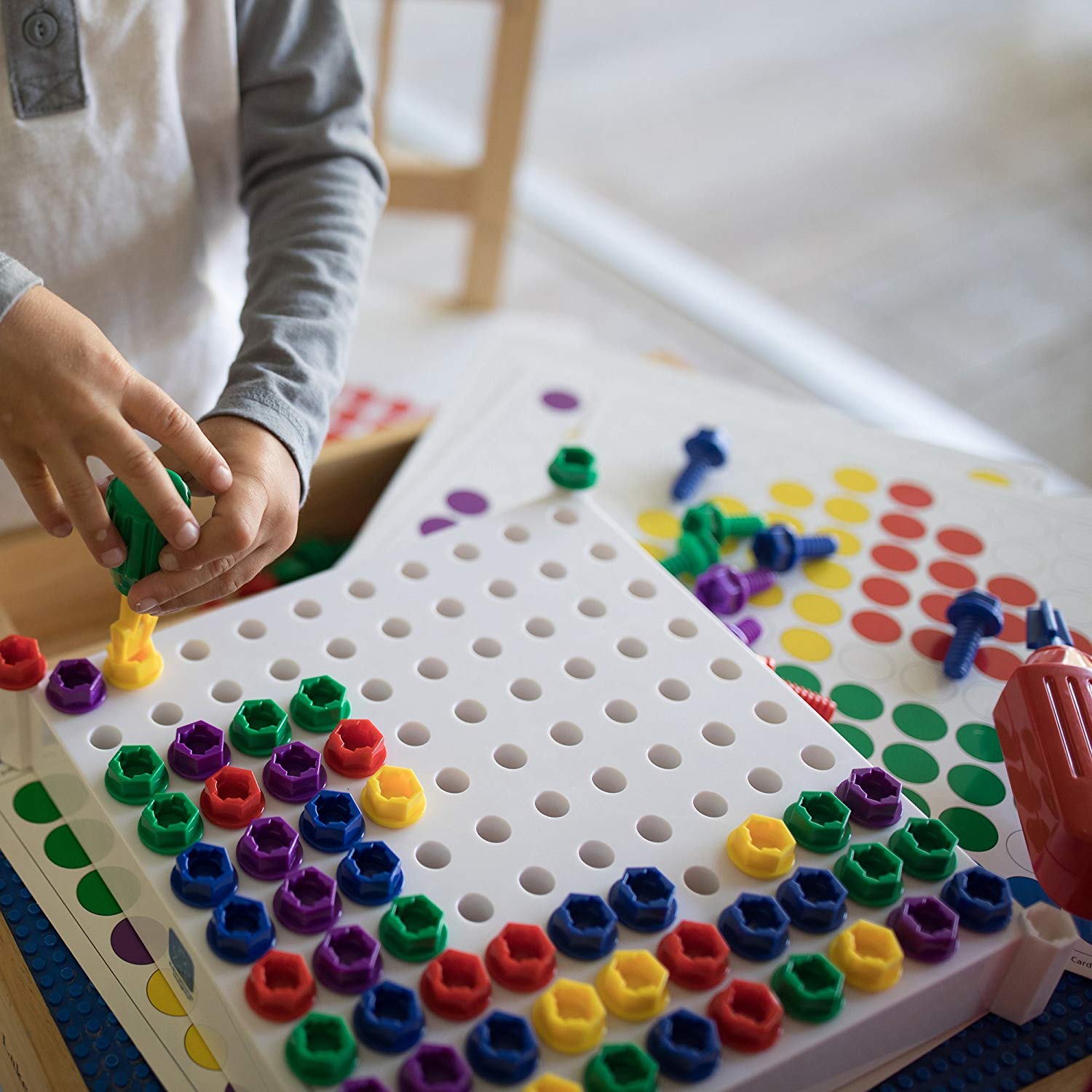 kind speelt met Learning Resources design & drill activiteitencenter