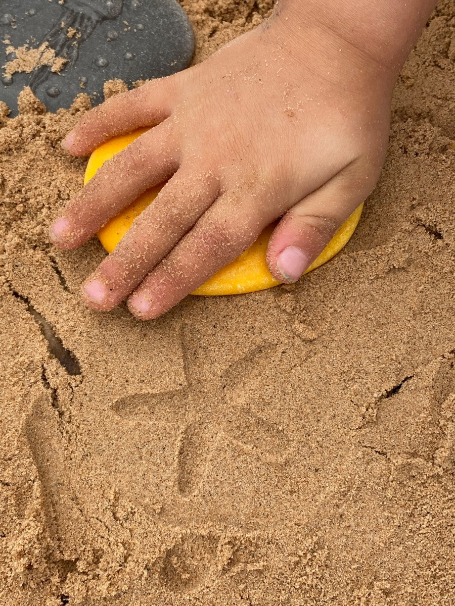 Yellow Door ontdekstenen de kust