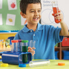 kind speelt met Learning Resources jumbo proefbuisjes - set van 6