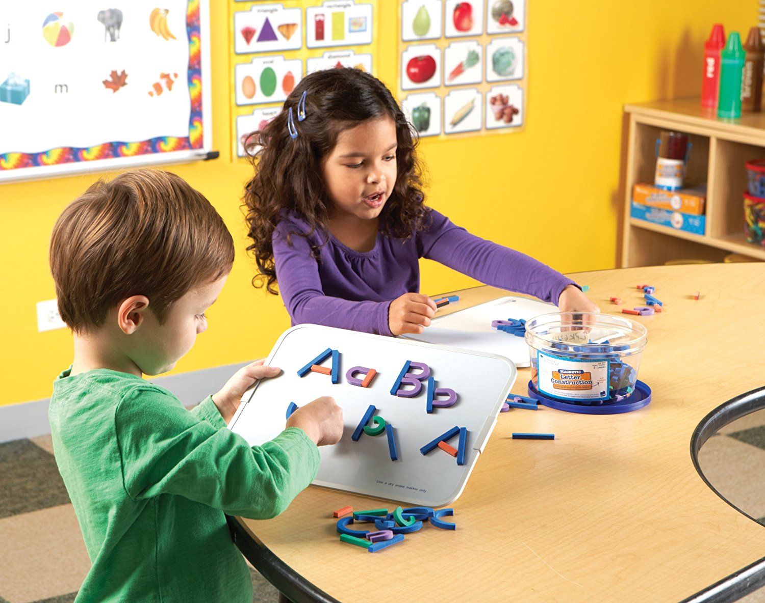 kinderen spelen met Learning Resources magnetische letter en cijfer constructie