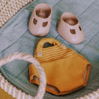 Olli Ella single romper mosterd in flatlay